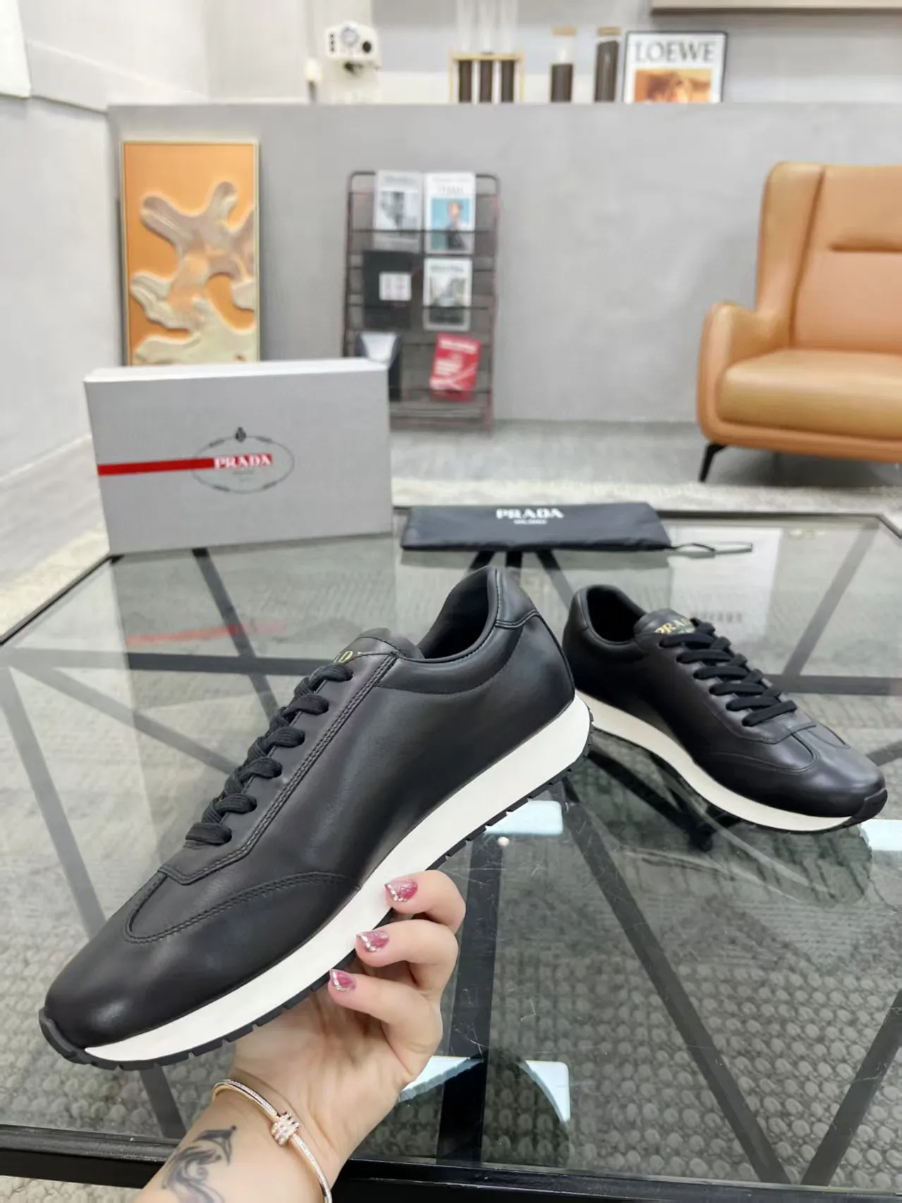 Factory price: 400💰Prada new men's leather sports shoes, the highest version on the market, any comparison is welcome🆚! The original leather has excellent texture and is super high-end! Fetal sheep net lining imported from Italy, removable pad! Luxurious materials and fine workmanship, highly recommended! Code number: 38-44, customized 45